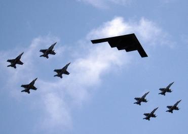 Valiant_Shield_-_B2_Stealth_bomber_from_Missouri_leads_ariel_formation